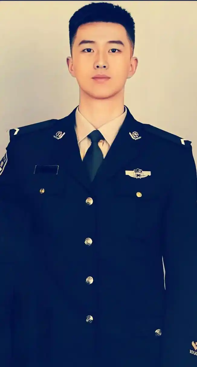 超级帅气的兵哥哥