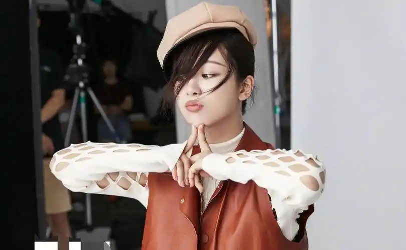 杨紫时尚大片首秀,贝雷帽配小皮衣霸气十足,湿漉漉的头发看起来又酷又