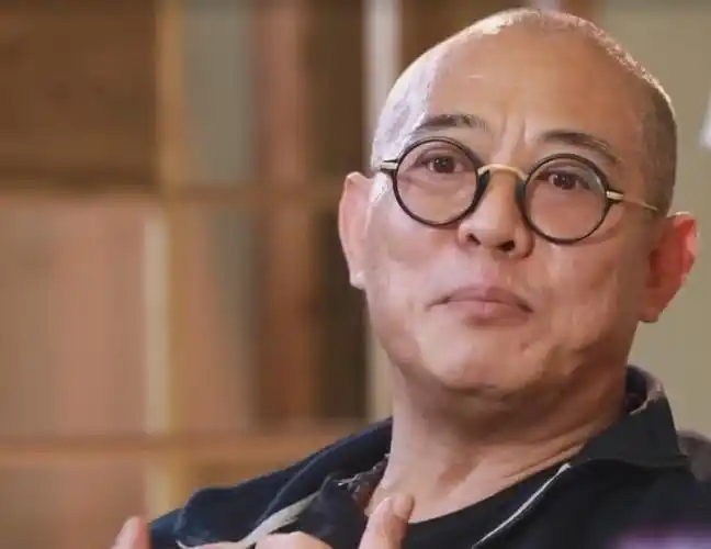 55岁李连杰近照,爱说爱笑状态不错,洒脱可爱十足"老顽童"!