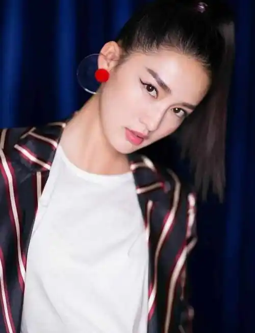 李沁的眉毛换的也是很霸气,这样好看的眉毛,你喜欢吗?