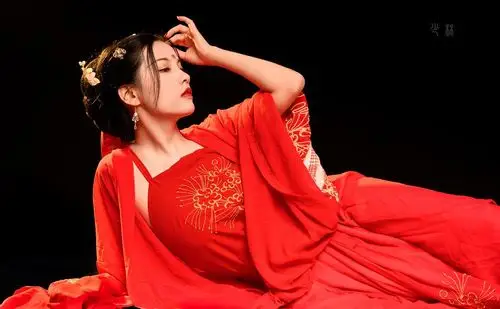 古风  古装  红衣  美女  妖娆