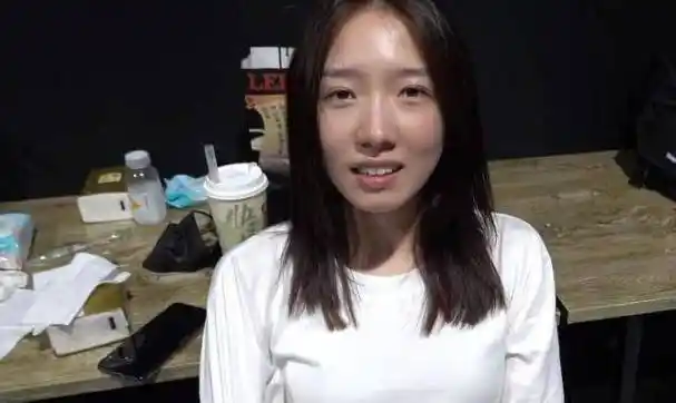 原创孟美岐彩排没化妆头顶发量稀疏助理镜头下22岁纯素颜引热议