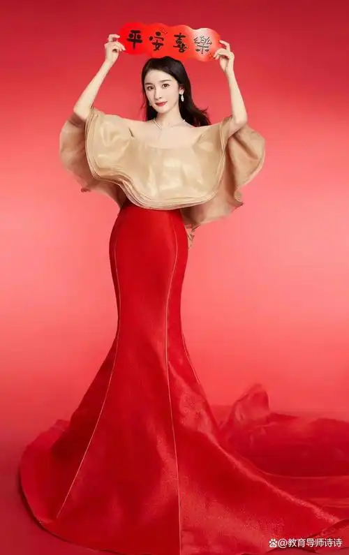 杨幂上衣穿金色花型的服装,下身是红色鱼尾裙,整个人看起来状态非常好