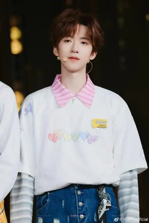 时代少年团-贺峻霖身穿yldp彩绘爱心短袖t恤,绚丽色彩与涂鸦印花敲铑