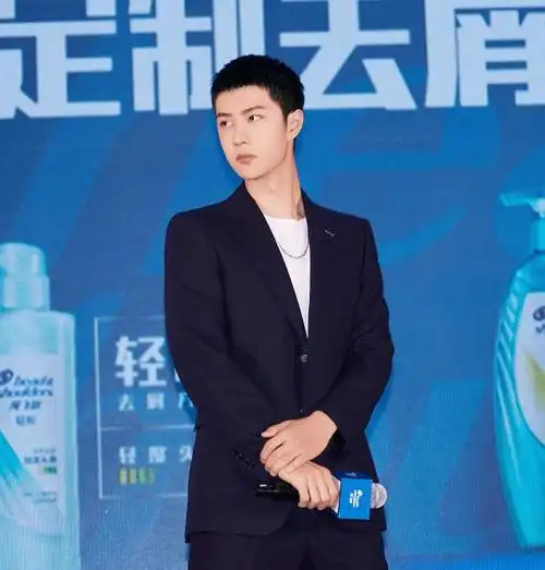 王一博今日出席品牌发布会活动寸头好帅一身西装造型绝了