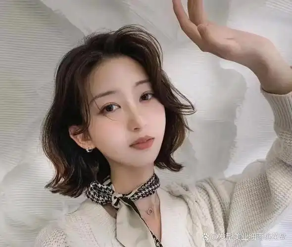 短发烫发,适合小圆脸,鹅蛋脸还有菱形脸的女生,搭配空气刘海或者卷