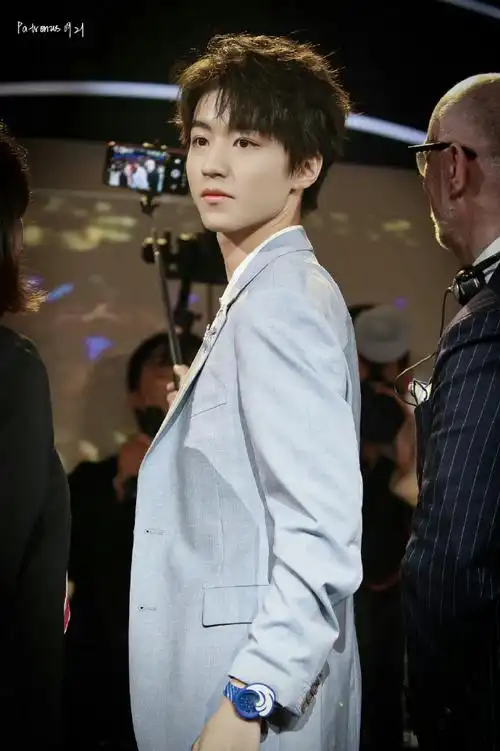 "  早安,小凯.@tfboys-王俊凯  回望  图cr:logo 侵删