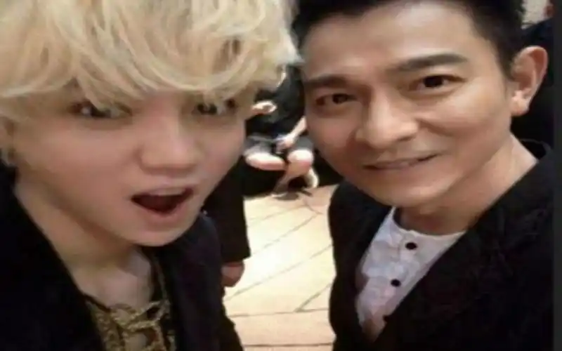 刘德华夸鹿晗敬业当时他已经很红了演小兵坚持站了五天人潮汹涌采访