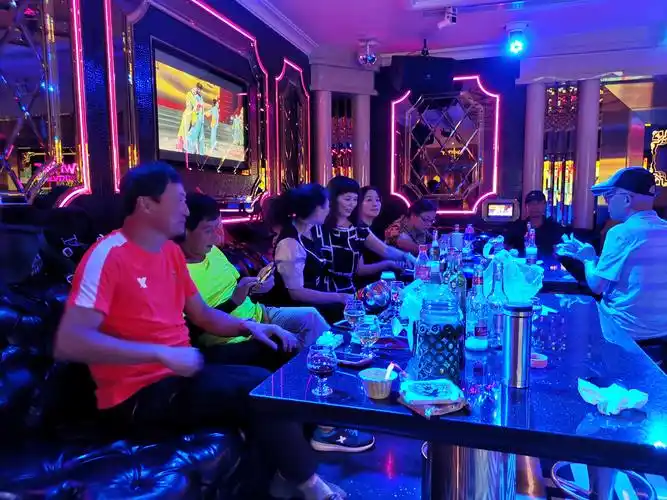 8.13自由户外b群20多位山友在半道红温莎ktv公爵包箱欢聚……!