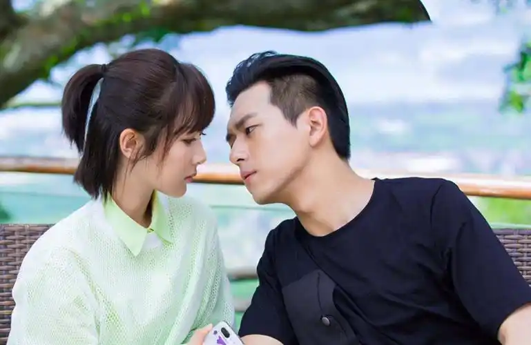 亲爱的热爱的李现与杨紫搭档主演青春爱情剧热度高涨0202