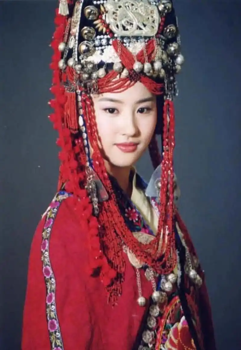 刘亦菲大婚妆造放现在也会遭吐槽吧,实在无法违心夸好看.