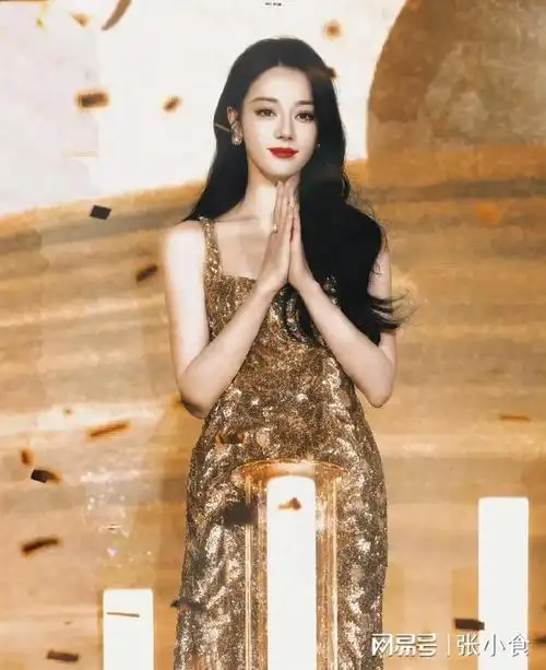 迪丽热巴的另一个名字! 金色露背礼服就是美神降临!