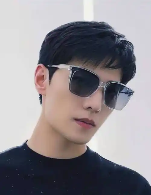 杨洋八月份的最后一条微博,晒出黑框素颜自拍,皮肤状态超好,不愧是杨