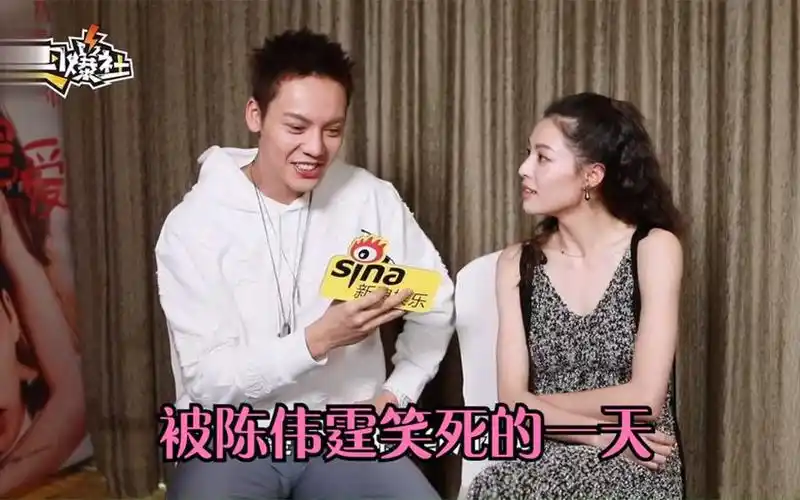被陈伟霆笑死的一天:和钟楚曦大尺度畅聊反被撩, 把自己笑脸红