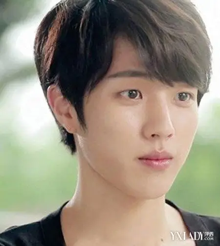 这是一款特别经典的男生男生三七分斜刘海造型,是一个蓬松造型,看起