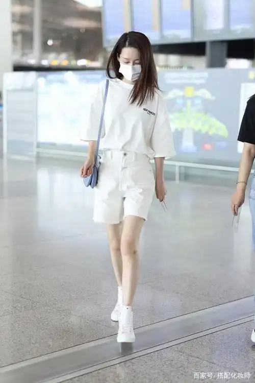 李沁真好看,白色t恤搭白色短裤,这么简简单单穿多美啊!