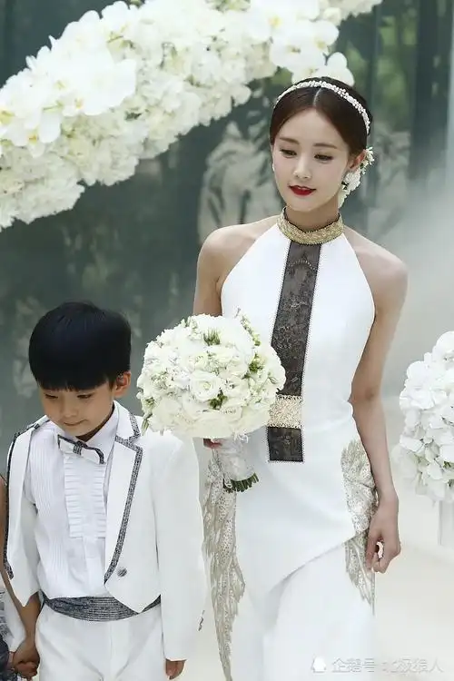 李一桐新娘装沐浴在花海之间照片(6)