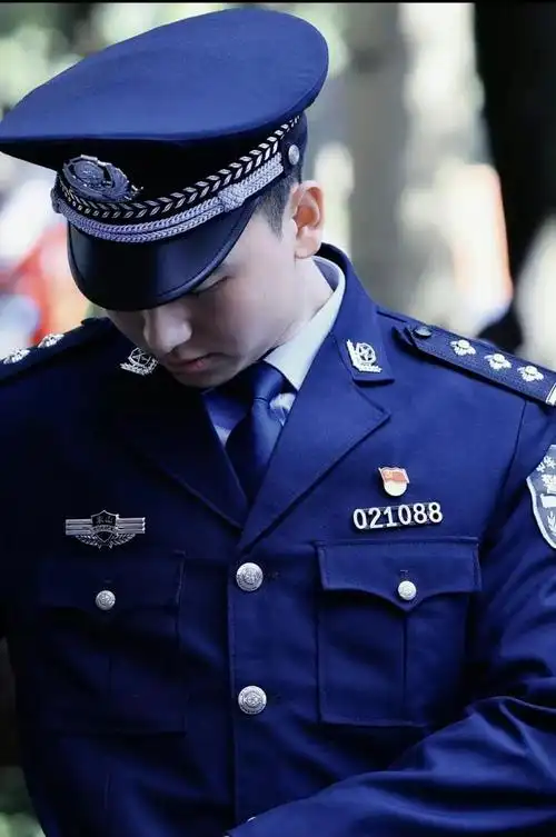 王班长小威威接戏了,警服一穿,秒变王sir