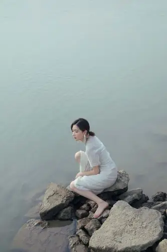 万茜藏在树影里踏在清水河边美得还是那么惊艳