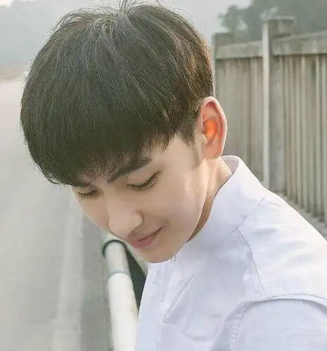 额头大适合什么发型男?介绍超级好看的额头高男生发型-图1