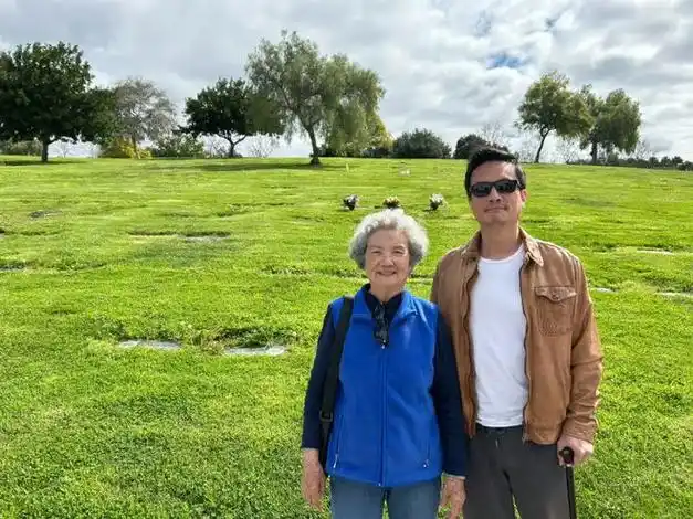 知名歌手李泉近况曝光和家人现身国外身旁的年轻女性引人注意