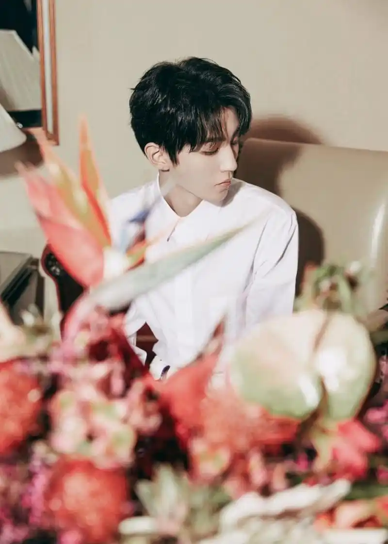 王俊凯今日活动造型图公开 简白装扮纯净利落,挑染刘海也极具街头潮流