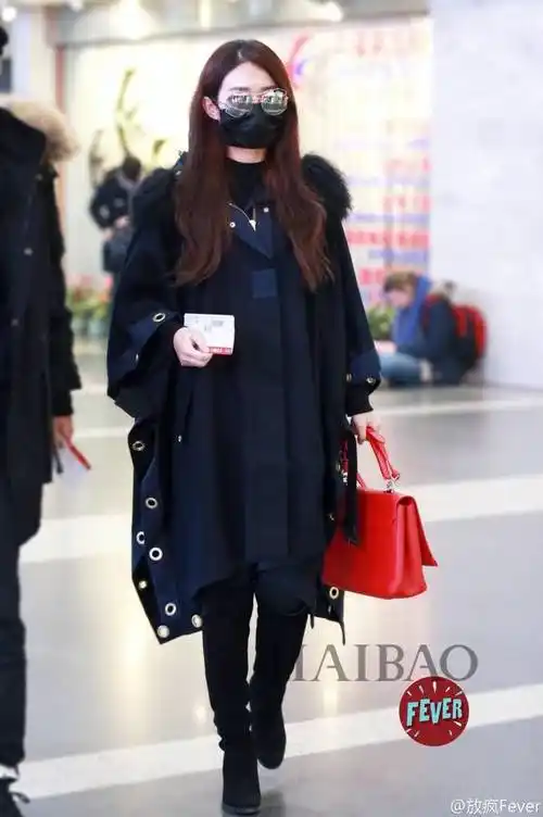 2017年1月28日,赵丽颖北京机场街拍—— 外套:sacai 2016秋冬系列