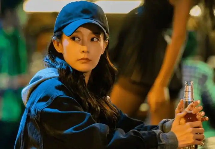 李一桐飞机上不雅行为惹争议,被网友骂上热搜,人民日报曾怒批_赵丽颖