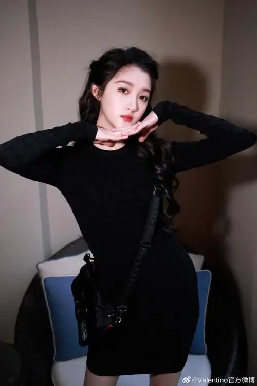 关晓彤1月12日10点,敬请关注valentino官方微信小程序.