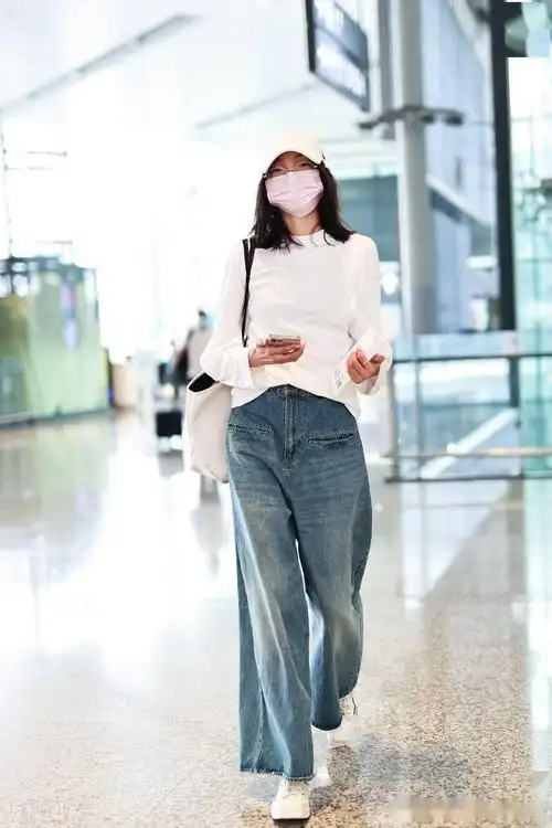 2021年8月22日,雎晓雯机场街拍.