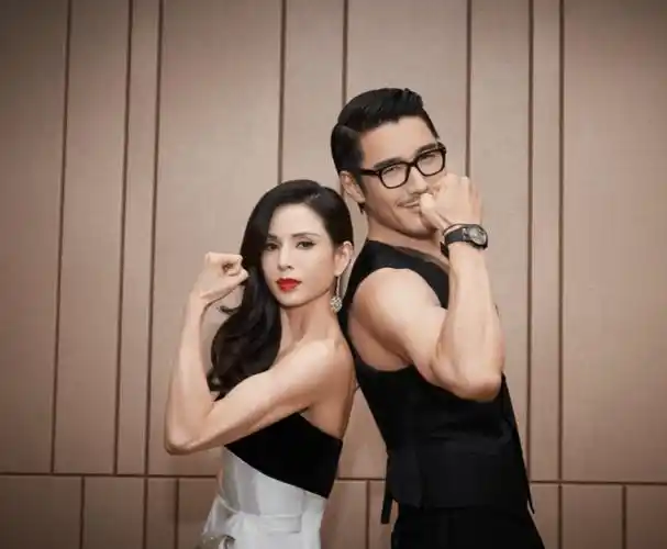 这张照片应该是拍了很久了.两人都有精致的五官.