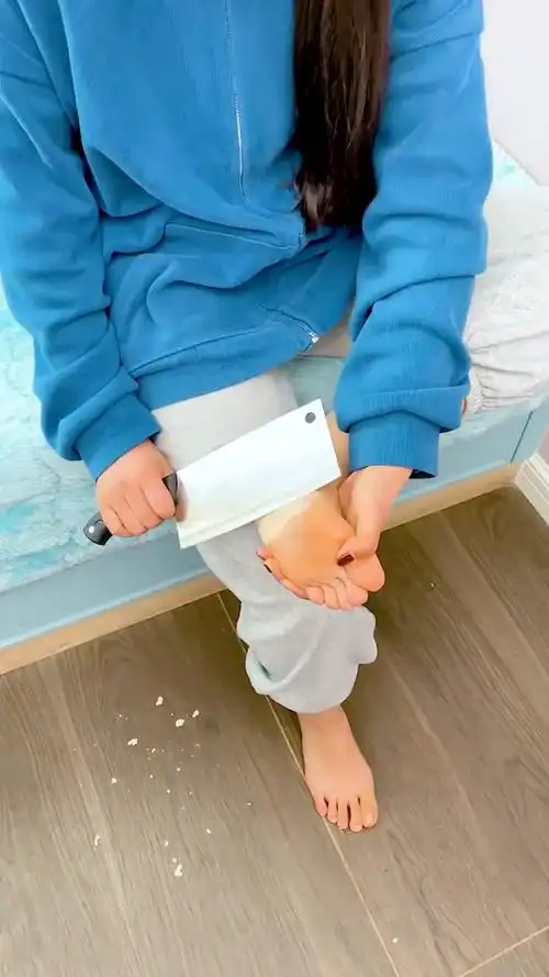 喜欢穿拖鞋的我,脚底死皮太多,这个电动磨脚器帮了我大忙!