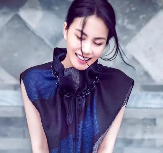 王菲带李嫣去看演唱会,她的目的达到了!分开的亲情需要及时关爱