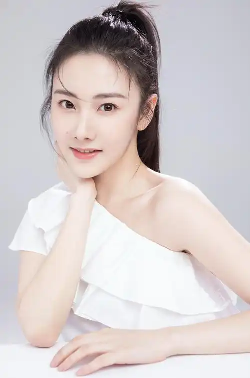 95后美女演员孙若淇最新写真,皮肤白皙,天使面容,苗条身材__凤凰网