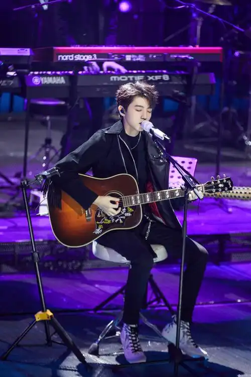 王俊凯变梗王抓重点 被气到现场摔本子