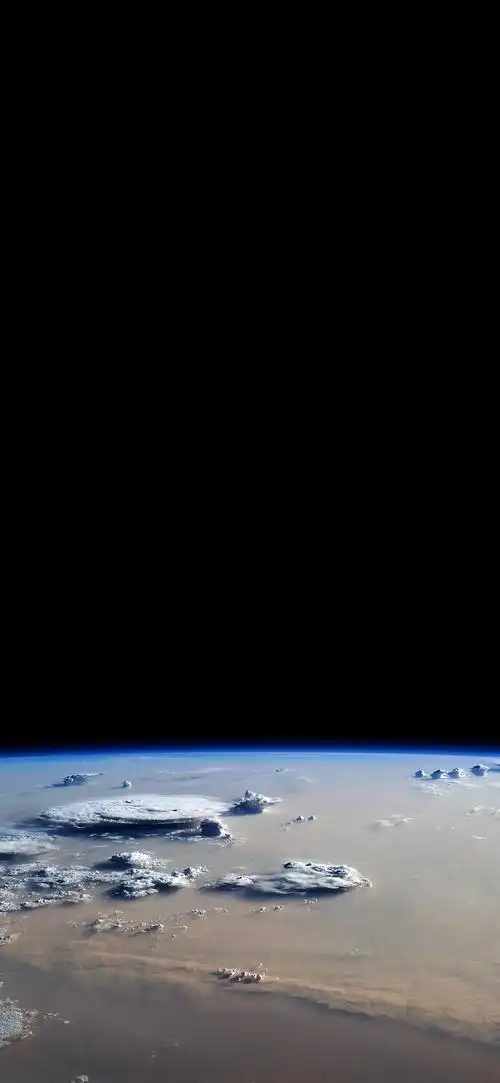 找了些特别适合曲屏的壁纸(边缘黑色),效果极佳