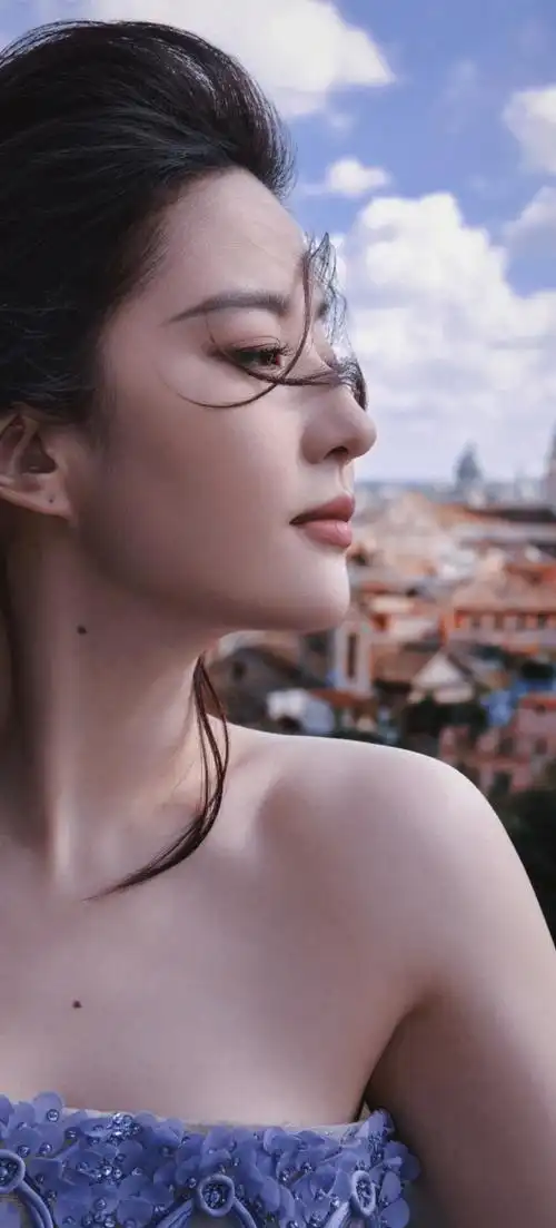 刘亦菲祖母绿高珠#  -#刘亦菲被单膝送花#  -壁纸/桌布/头像/背景