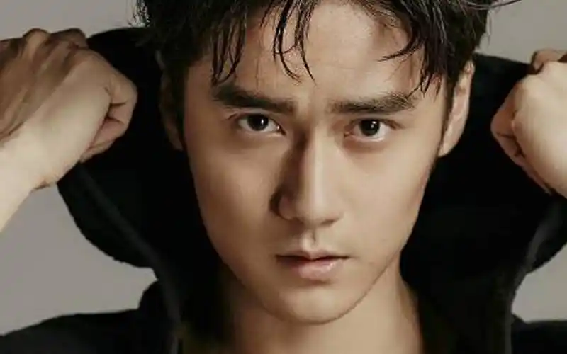 蒋劲夫寸头帅气阳光眼神写真壁纸蒋劲夫帅气阳光眼神