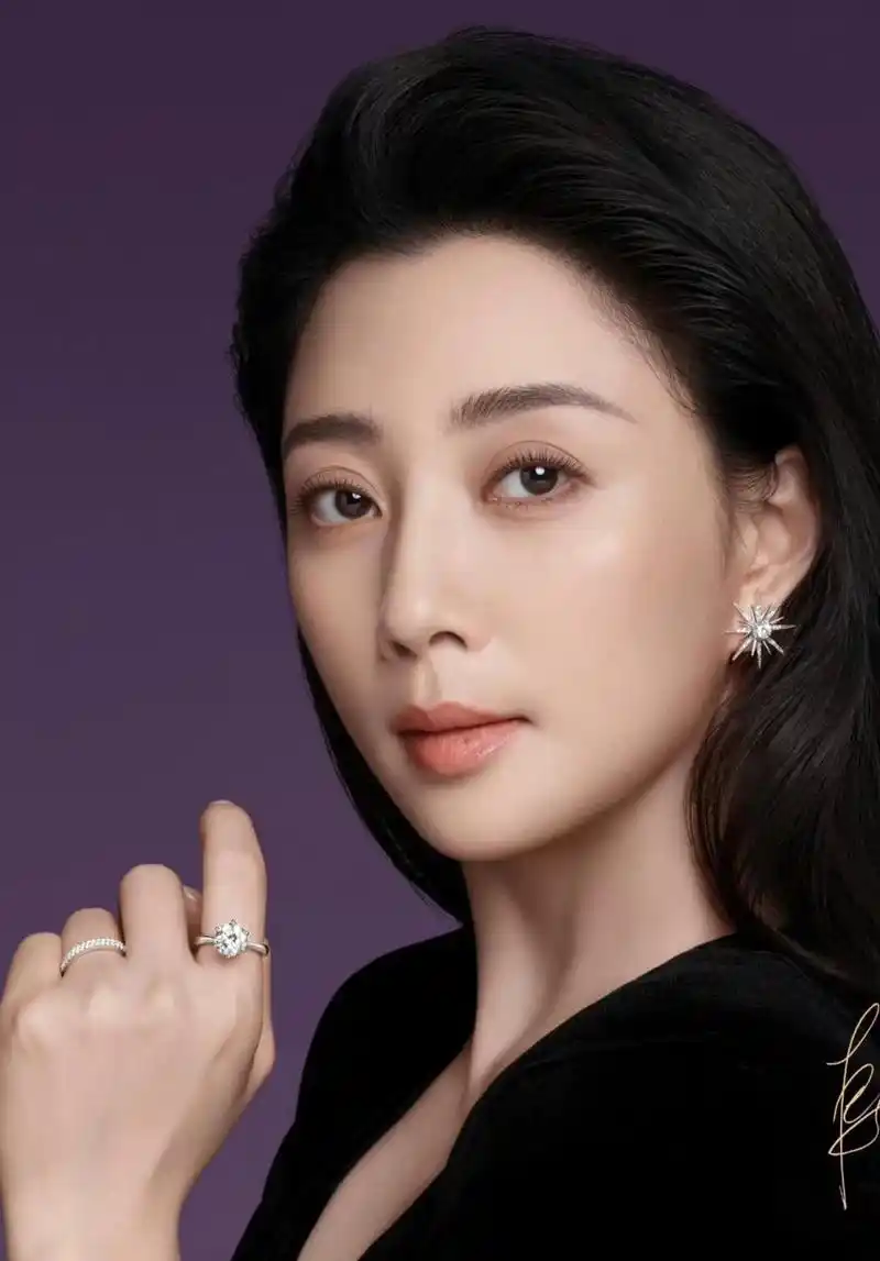 网友:殷桃"面色潮红",40多岁的殷桃夜晚发自拍!