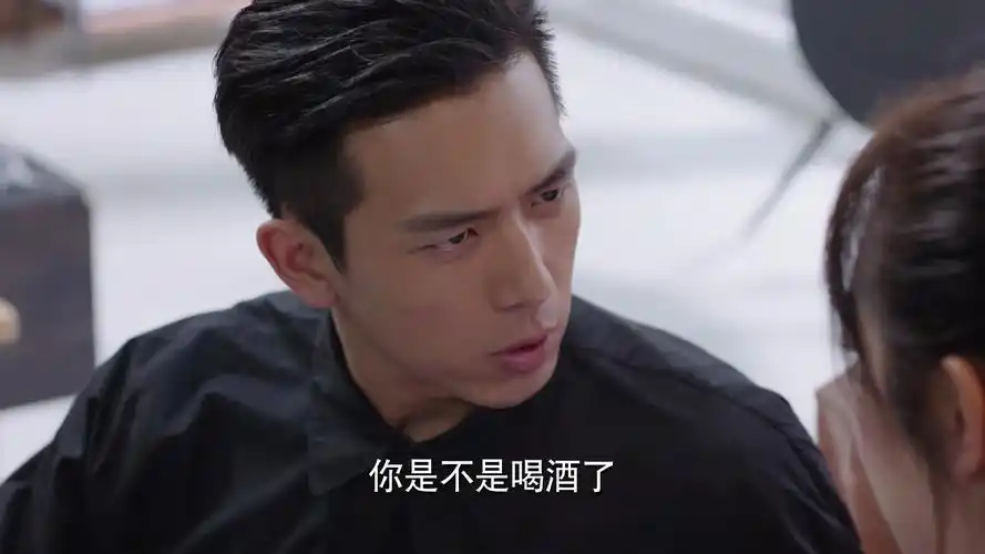 韩商言喝大爱吟诗佟年喝醉他受罪又是受伤又是变草莓小猪猪