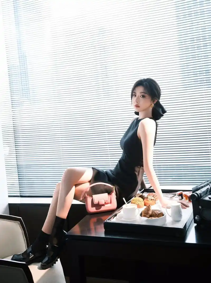 孔雪儿的一组美照曝光,她身穿优雅小黑裙勾勒完美身材,低扎长发 - 抖