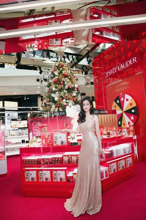 杨幂香槟金斜肩礼服