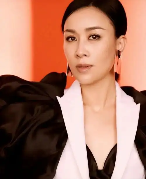 那英,出生于辽宁省沈阳市,中国大陆女歌手. 那英从出道开始, - 抖音