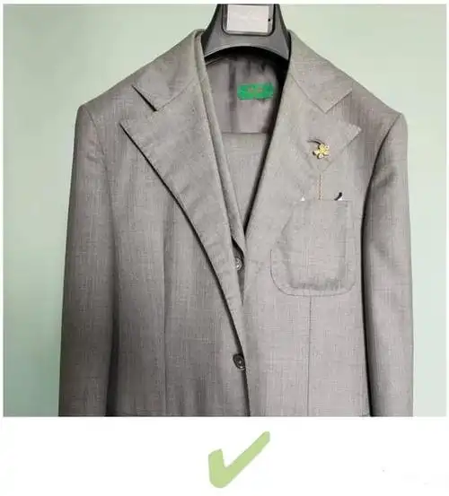 1,悬挂西装一定要要用两头宽的专门挂西装的衣架撑起西装的肩悬挂,窄