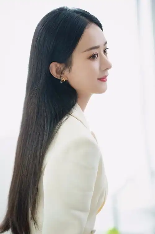 赵丽颖"黑长直"发型知性温柔