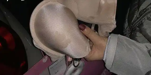 我发现短袖衣服的左边被一种不知名的干液体卡住