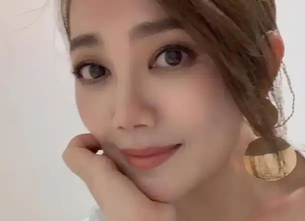 原创梁静茹ins发美照钟爱深v秀身材网友温婉气质变蛇精