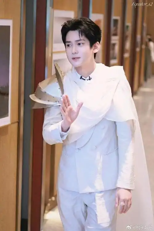 熊梓淇护甲披风去上班##熊梓淇录制披哥路透