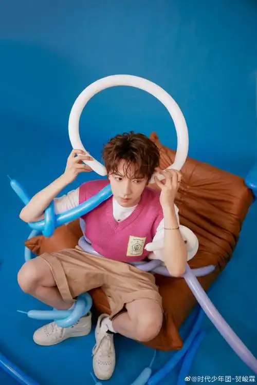 贺峻霖朦胧派写真##贺峻霖粉色马甲叠穿