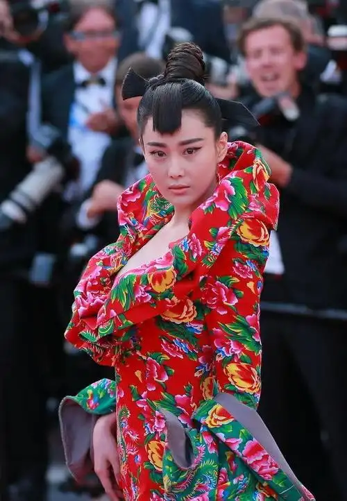 张馨予 东北大花袄造型 这一套当年也是火出娱乐圈的,把棉被穿到